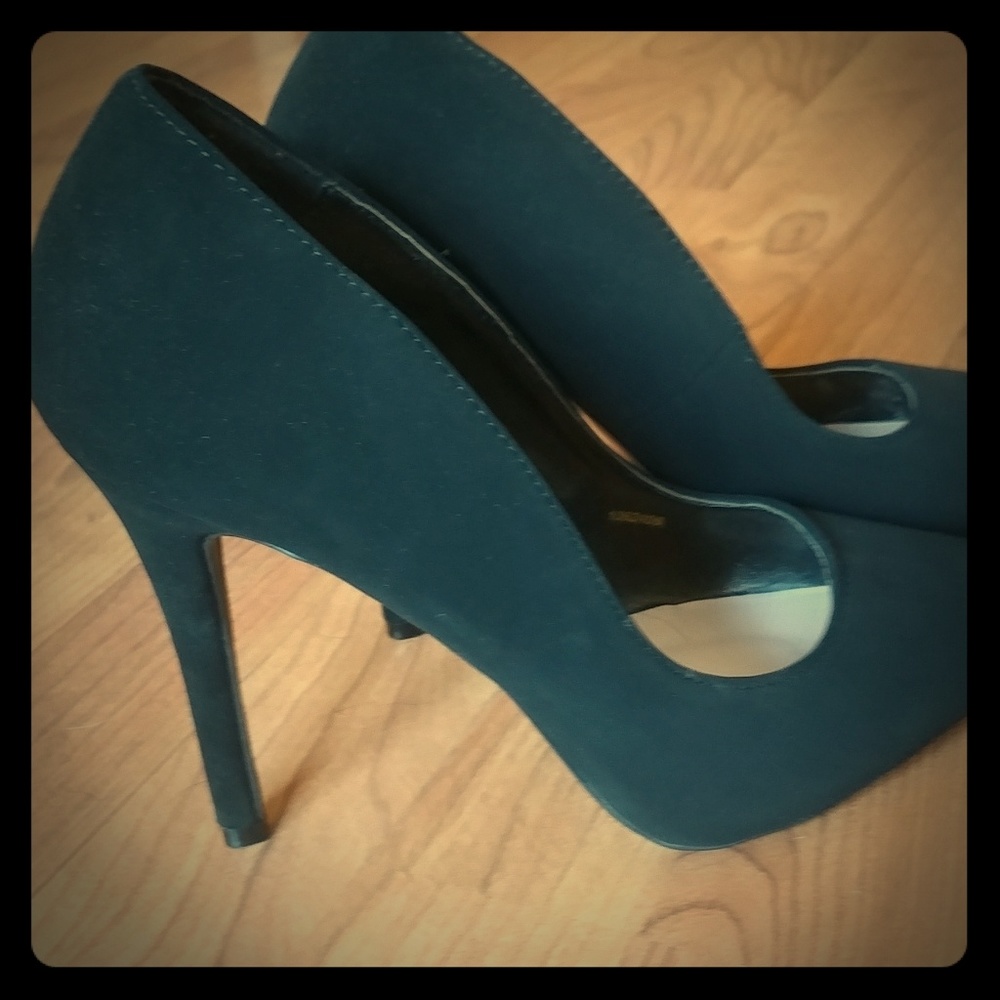 Black heels-like new